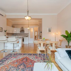 Apartamento View To The Roofs Luxury With 2 Bedrooms, Budapest